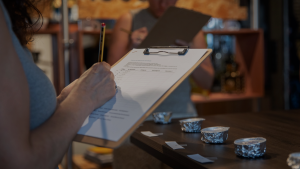 Chuyên gia cupping chấm điểm cà phê theo chuẩn Q Grader trên phiếu đánh giá