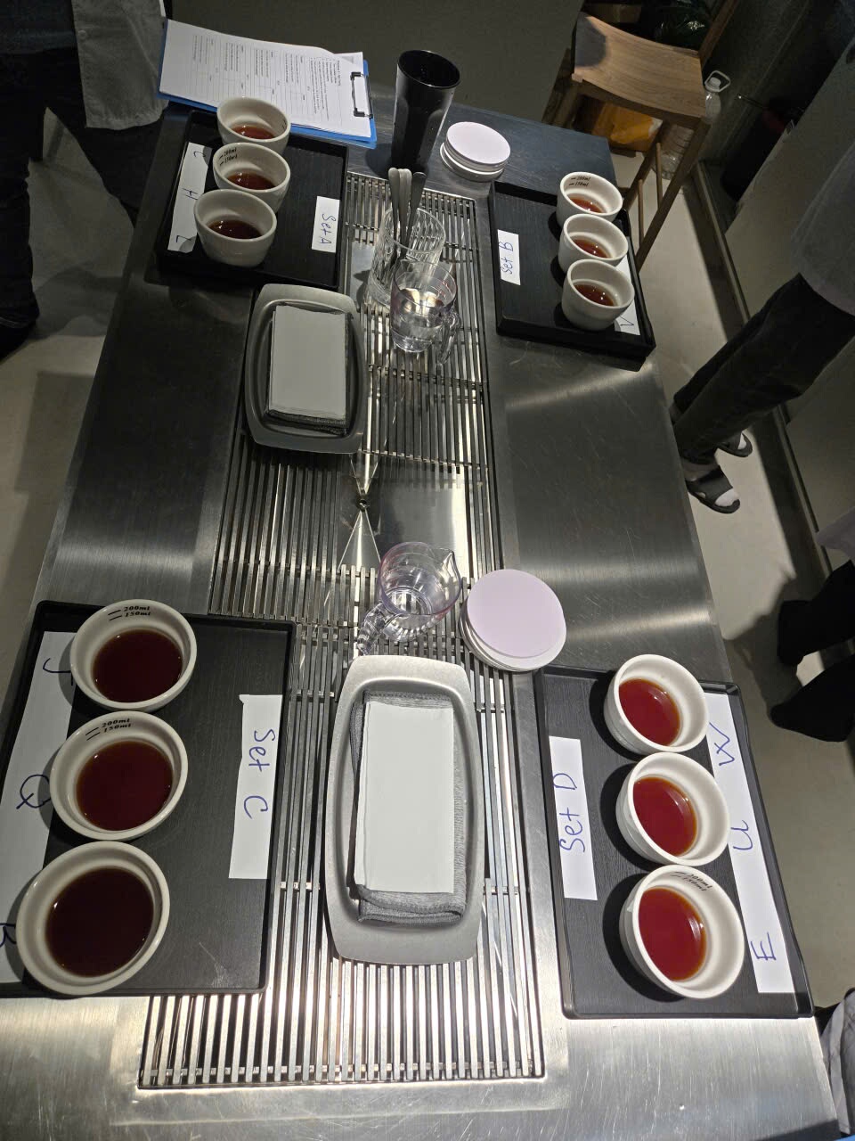 Bàn cupping với nhiều set mẫu mù trong lớp Sensory Skills
