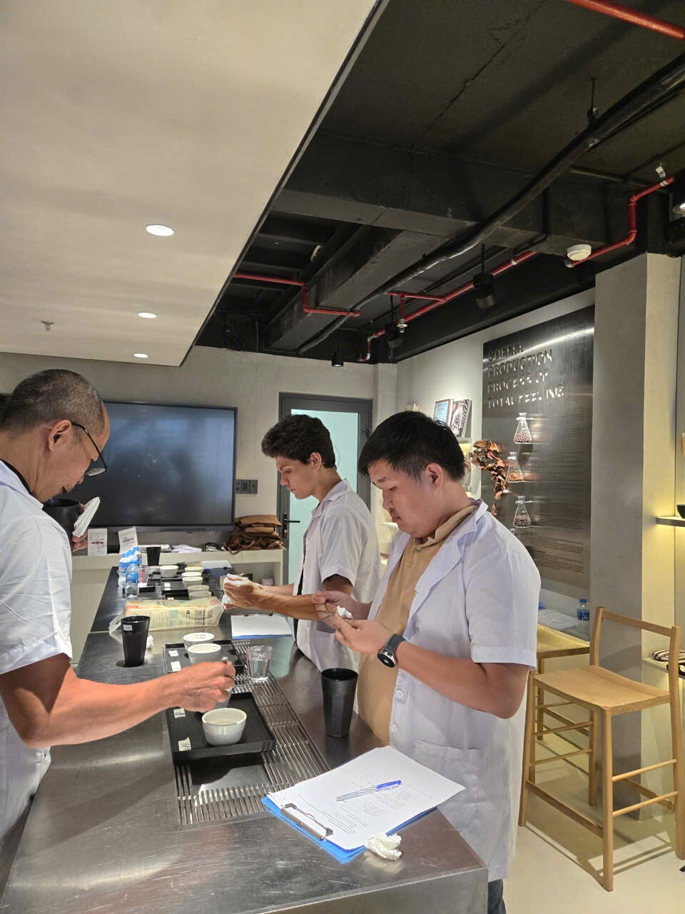 Giảng viên hướng dẫn học viên chuẩn bị mẫu cupping tại Lab TP.HCM