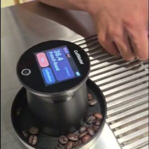 Đo màu rang mẻ cà phê rang đậm, máy CoffMeter hiển thị 36.4 French Roast
