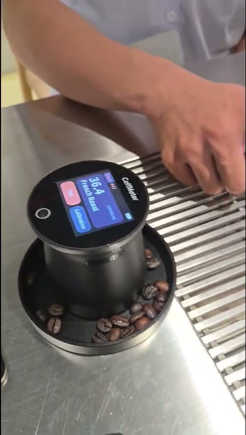 Đo màu rang mẻ rang đậm – 36.4 French Roast Đo màu rang mẻ cà phê rang đậm, máy CoffMeter hiển thị 36.4 French Roast