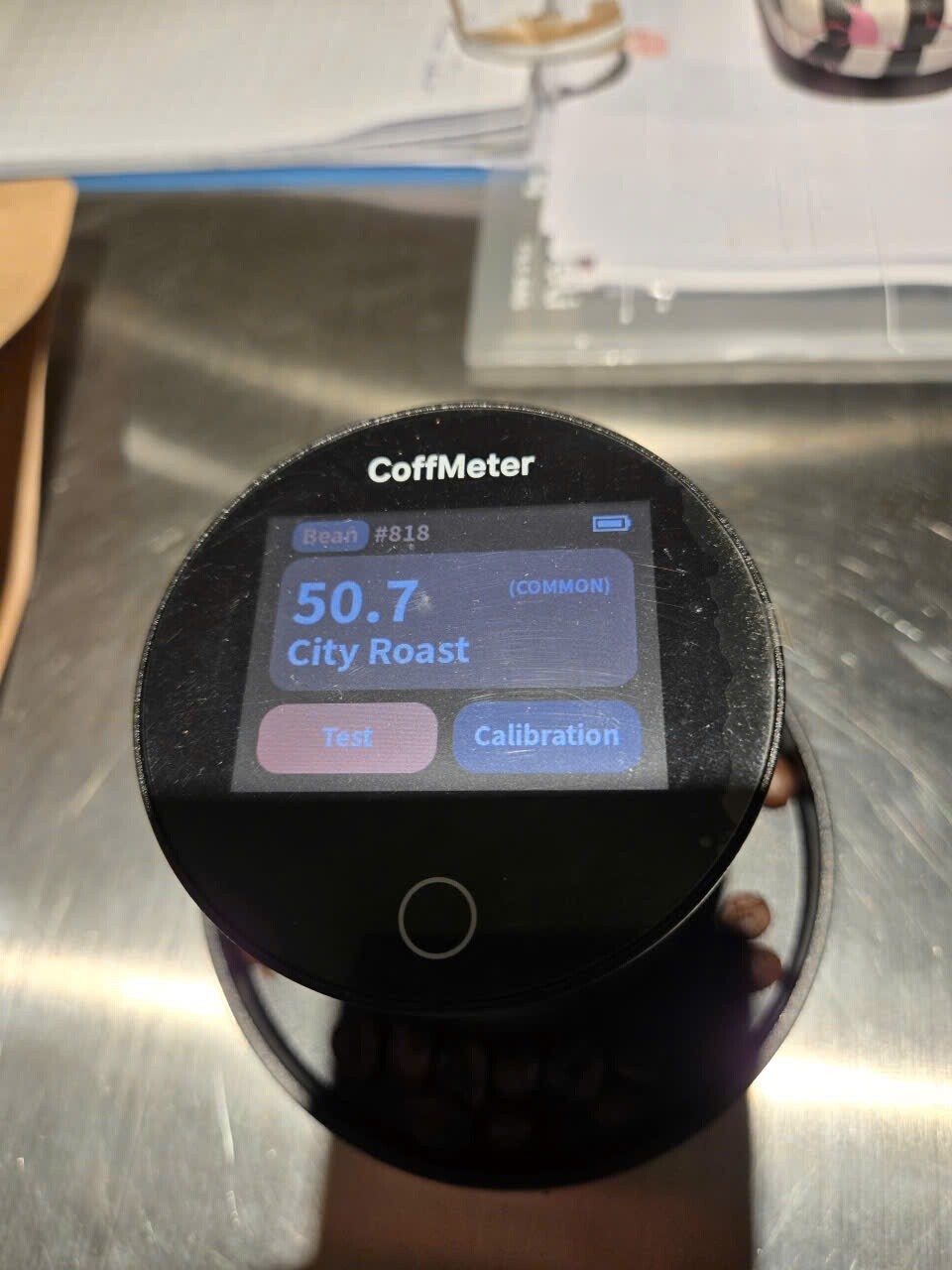 Đo màu rang bằng máy Coffmeter để kiểm soát mẫu trước khi cupping trong lớp Q Grader