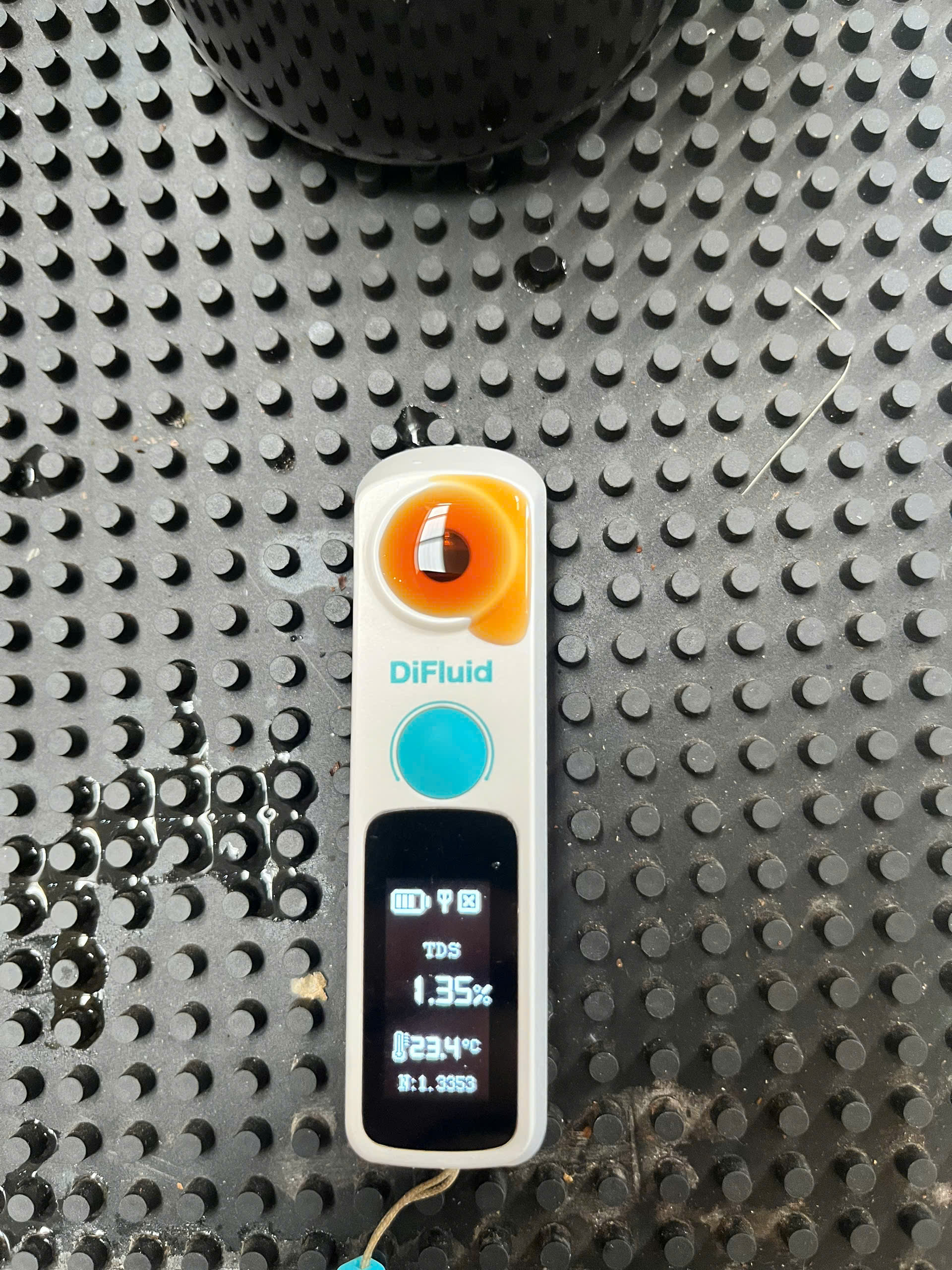 Màn hình khúc xạ kế DiFluid hiển thị TDS 1,35% khi đo nồng độ chất tan của ly Fine Robusta trong lớp SCA Brewing
