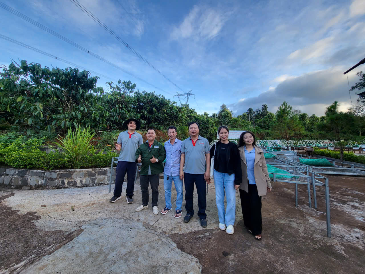 Đoàn Stone Village Lab khảo sát khu chế biến thực nghiệm tại farm Ngon Avatar Gia Lai để chọn nguyên liệu nhân xanh