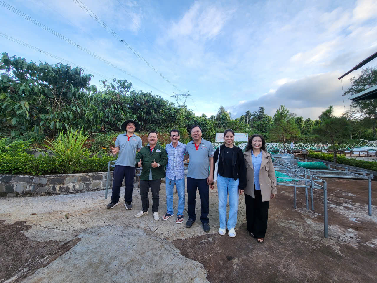 Đội ngũ Stone Village Lab và farm Ngon Avatar bên khu giàn phơi thực nghiệm mùa vụ 2026