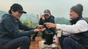 Đội ngũ LBN và Stone Village Coffee Lab thử cà phê ngoài trời tại vùng nguyên liệu Măng Đen