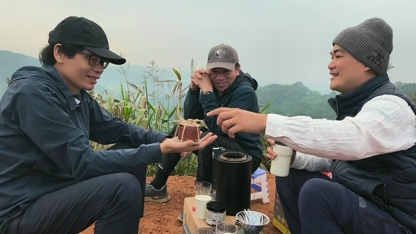Đội ngũ LBN và Stone Village Coffee Lab thử cà phê ngoài trời tại Măng Đen