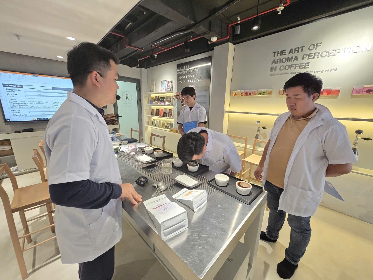 Giảng viên Nguyễn Văn Hòa hướng dẫn thao tác cupping cho học viên tại lab TP.HCM