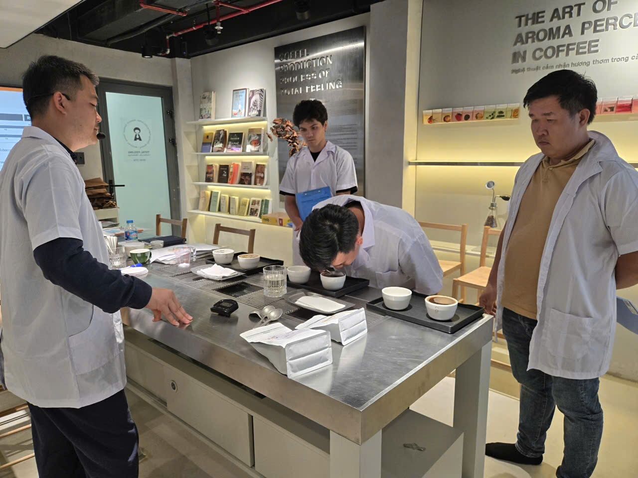 Giảng viên sửa thao tác cho học viên trong lớp Sensory