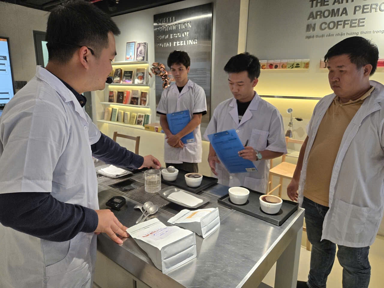 Giảng viên và học viên tại bàn cupping trong lớp học Stone Village TP.HCM
