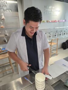 Giảng viên xếp chén cupping chuẩn bị bài thực hành tại Lab TP.HCM