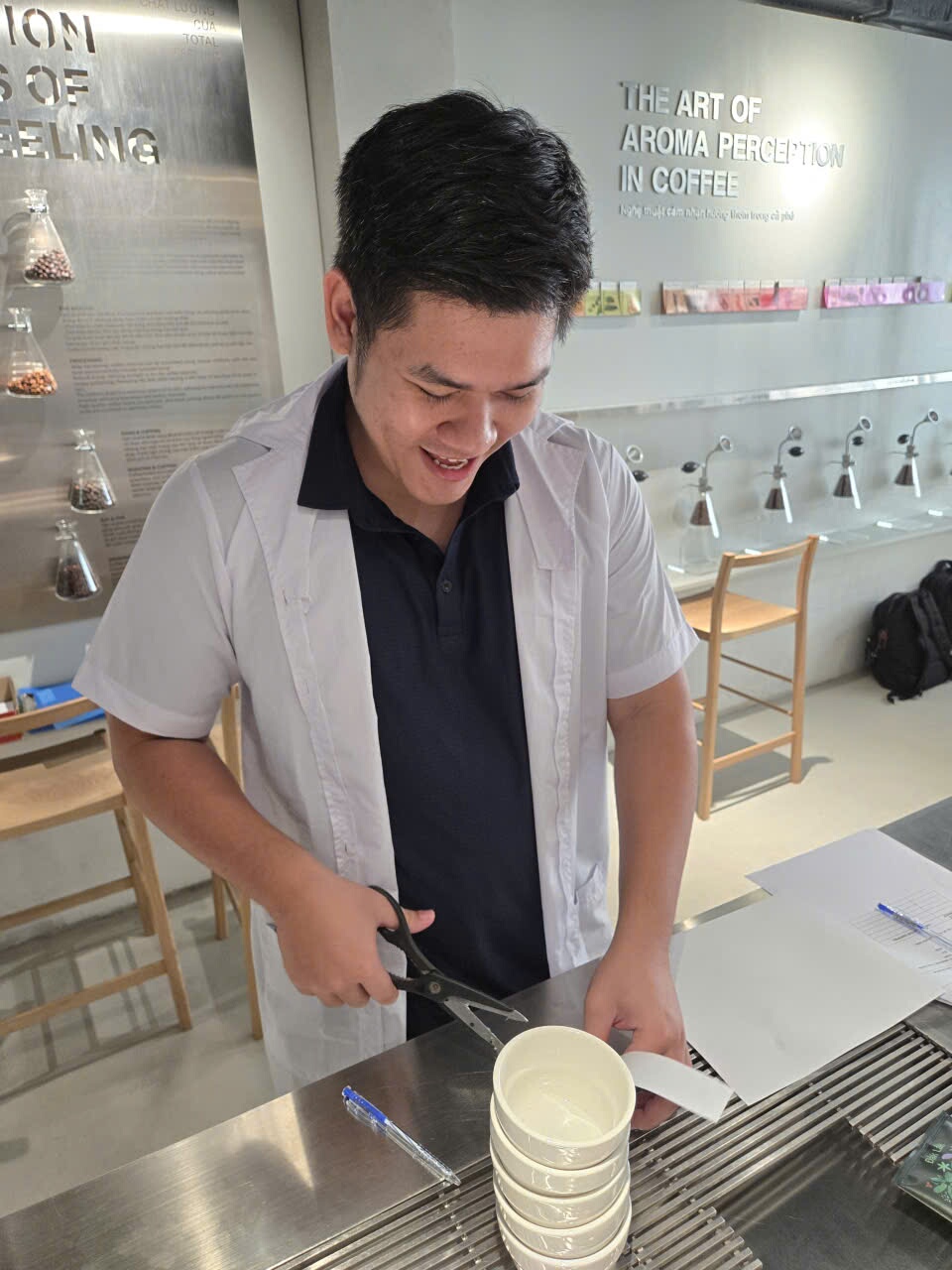 Giảng viên xếp chén cupping chuẩn bị bài thực hành tại Lab TP.HCM