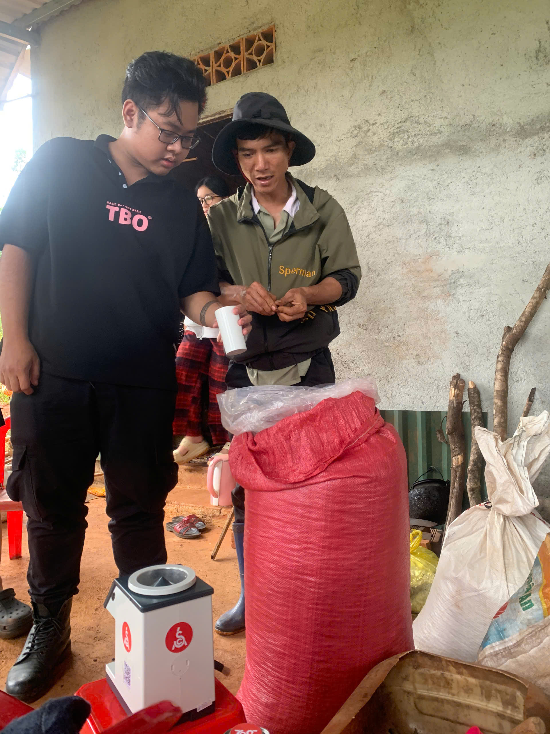 Học viên Stone Village Lab cùng nông dân lấy mẫu cà phê từ bao để kiểm tra chất lượng