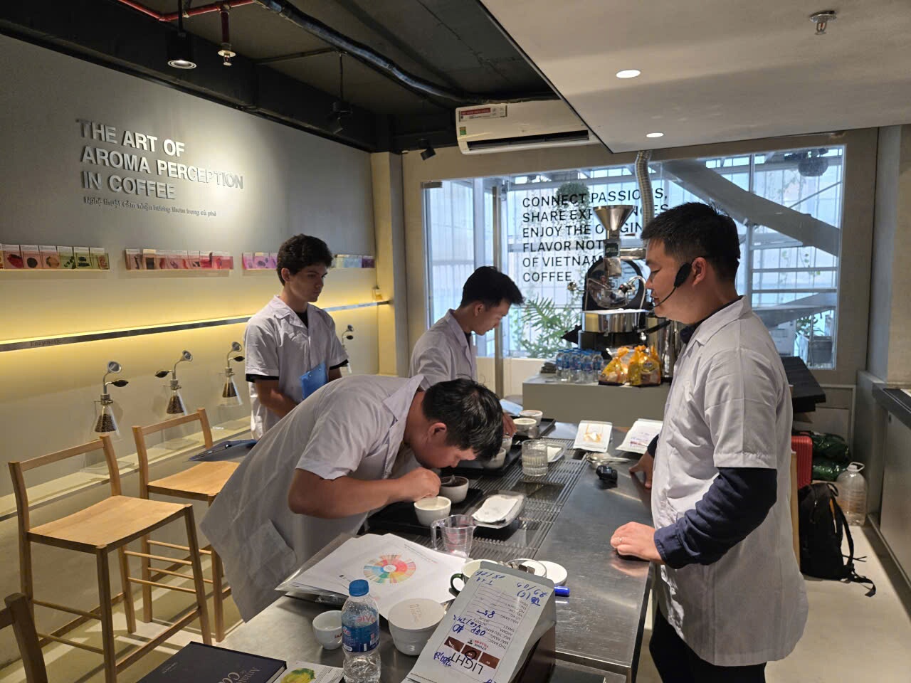 Học viên húp thử trên bàn cupping tại Lab TP.HCM