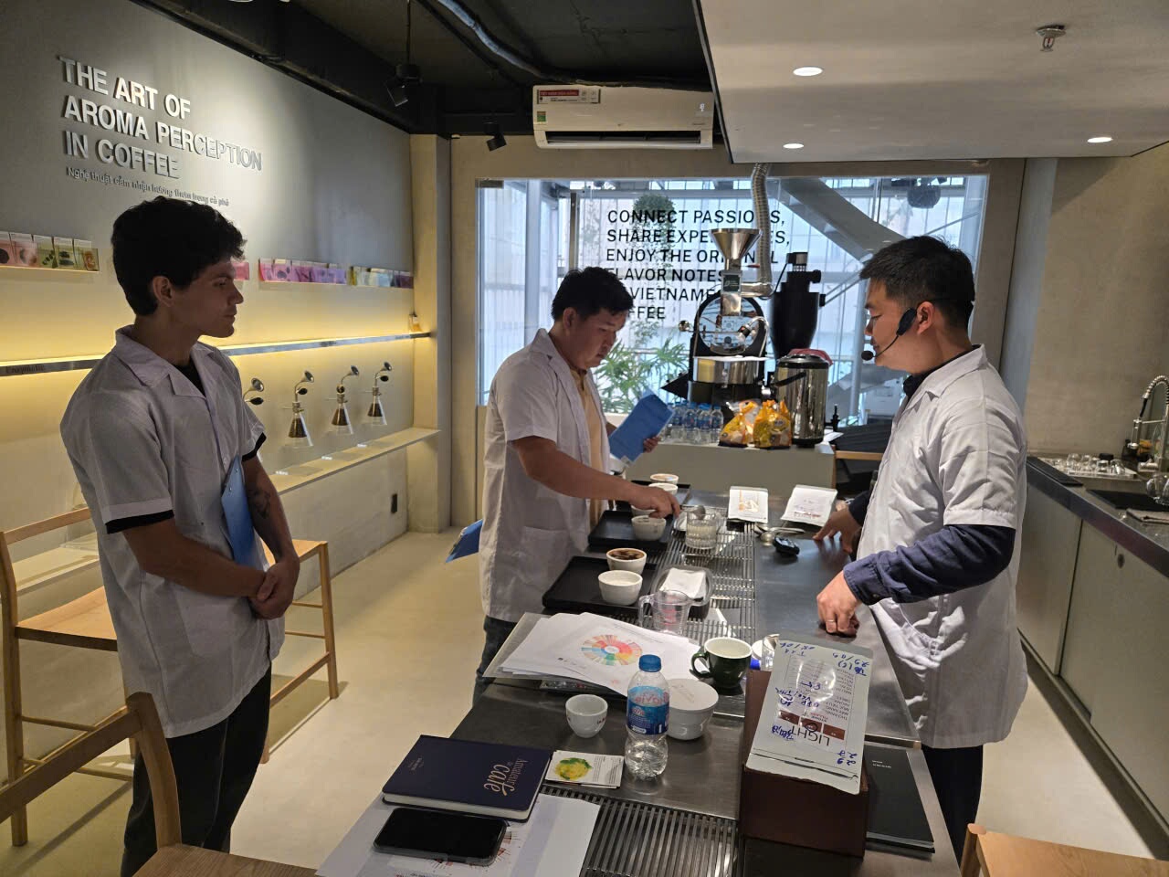 Học viên lớp Sensory trao đổi tại bàn cupping