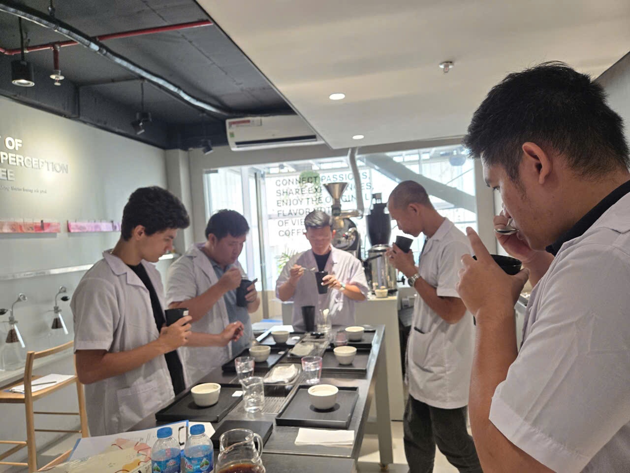 Học viên ngửi hương khi phá lớp bột trên bàn cupping, kỹ năng thi Olfactory trong lớp Q Grader