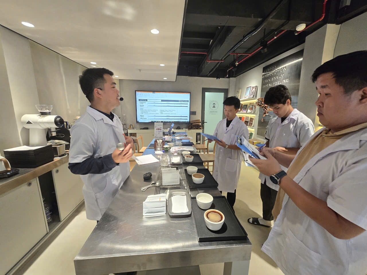 Học viên thực hành thử nếm theo quy trình SCA tại lớp Sensory Hồ Chí Minh