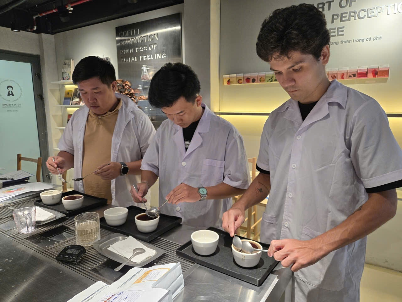 Học viên lớp Sensory thực hành cupping tại Lab TP.HCM