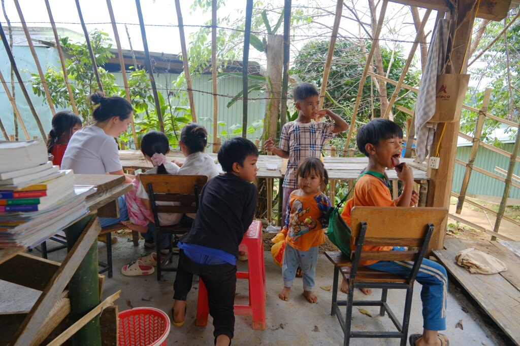 Lớp học của trẻ em làng Kon Tu Ma dưới mái nhà sàn