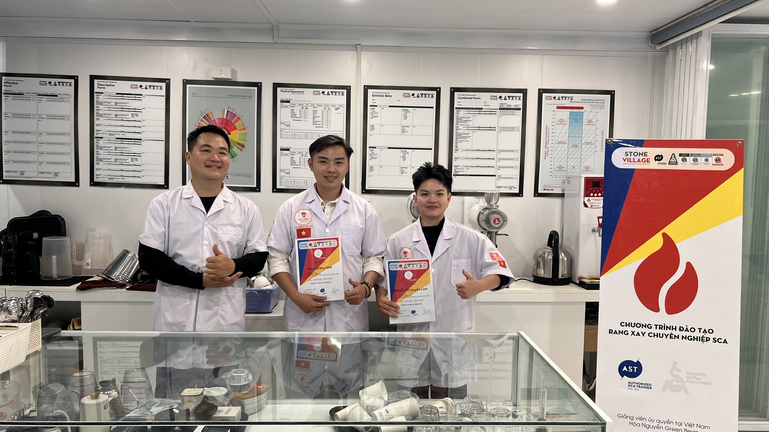 Trao chứng chỉ hoàn thành lớp Rang Xay SCA K0725 tại Stone Village Lab Măng Đen