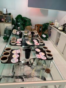 Cupping đánh giá chất lượng mẻ rang, lớp Rang Xay SCA K0725 tại Stone Village Lab Măng Đen