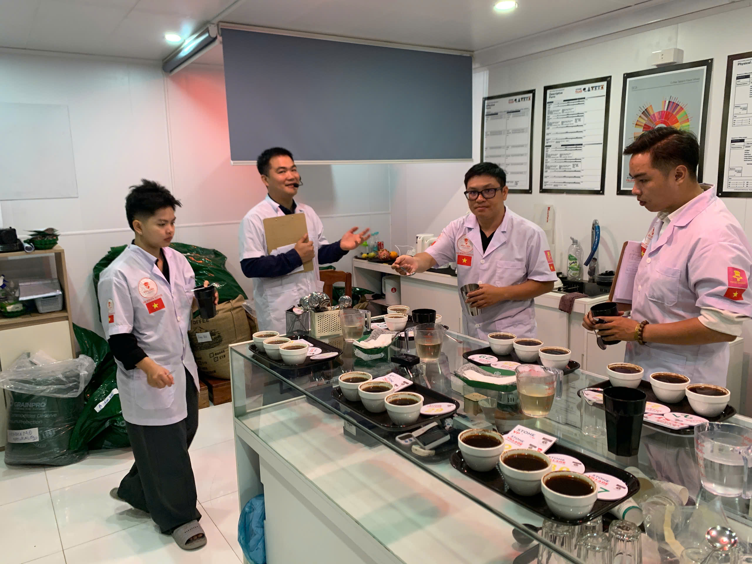 Bàn cupping chấm điểm cà phê theo chuẩn SCA tại Stone Village Lab Măng Đen