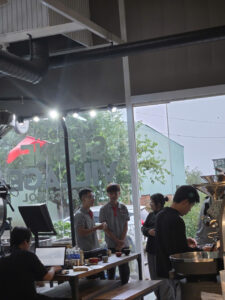 Học viên thực hành máy rang cà phê công nghiệp, lớp SCA Roasting Stone Village Măng Đen