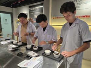 Học viên lớp SCA Sensory Skills và CVA thử nếm cà phê tại Lab TP.HCM