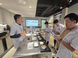 Giảng viên hướng dẫn lớp SCA Sensory Skills tại Lab Hồ Chí Minh