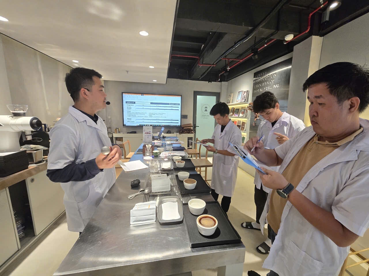 Giảng viên hướng dẫn lớp SCA Sensory Skills tại Lab Hồ Chí Minh