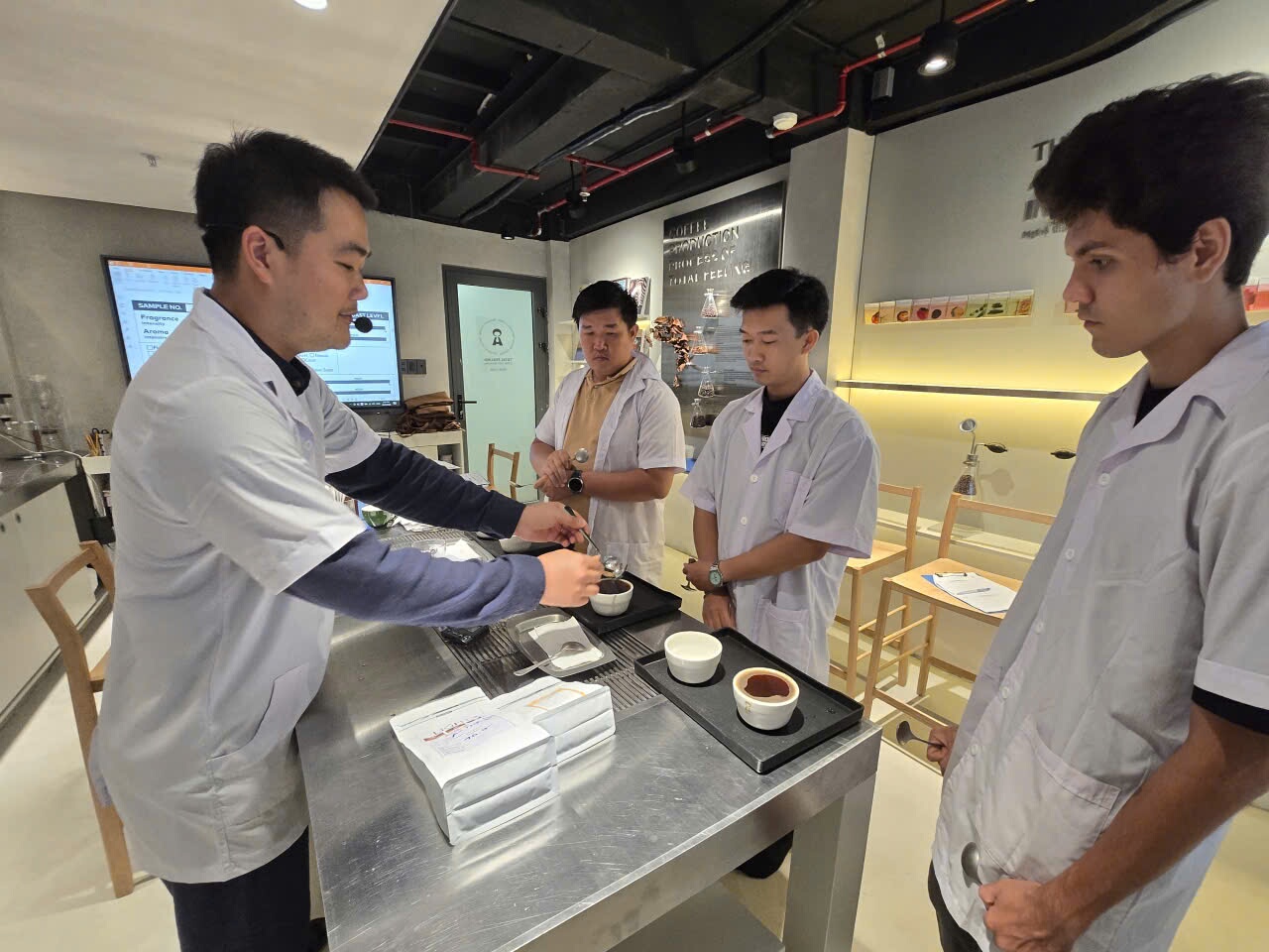 Học viên lớp Sensory tại bàn thực hành ở Lab TP.HCM