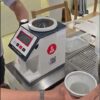 Đổ mẫu cà phê nhân xanh vào máy đo ẩm độ Kett PM-450 và đọc kết quả phần trăm ẩm