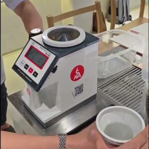 Đổ mẫu cà phê nhân xanh vào máy đo ẩm độ Kett PM-450 và đọc kết quả phần trăm ẩm