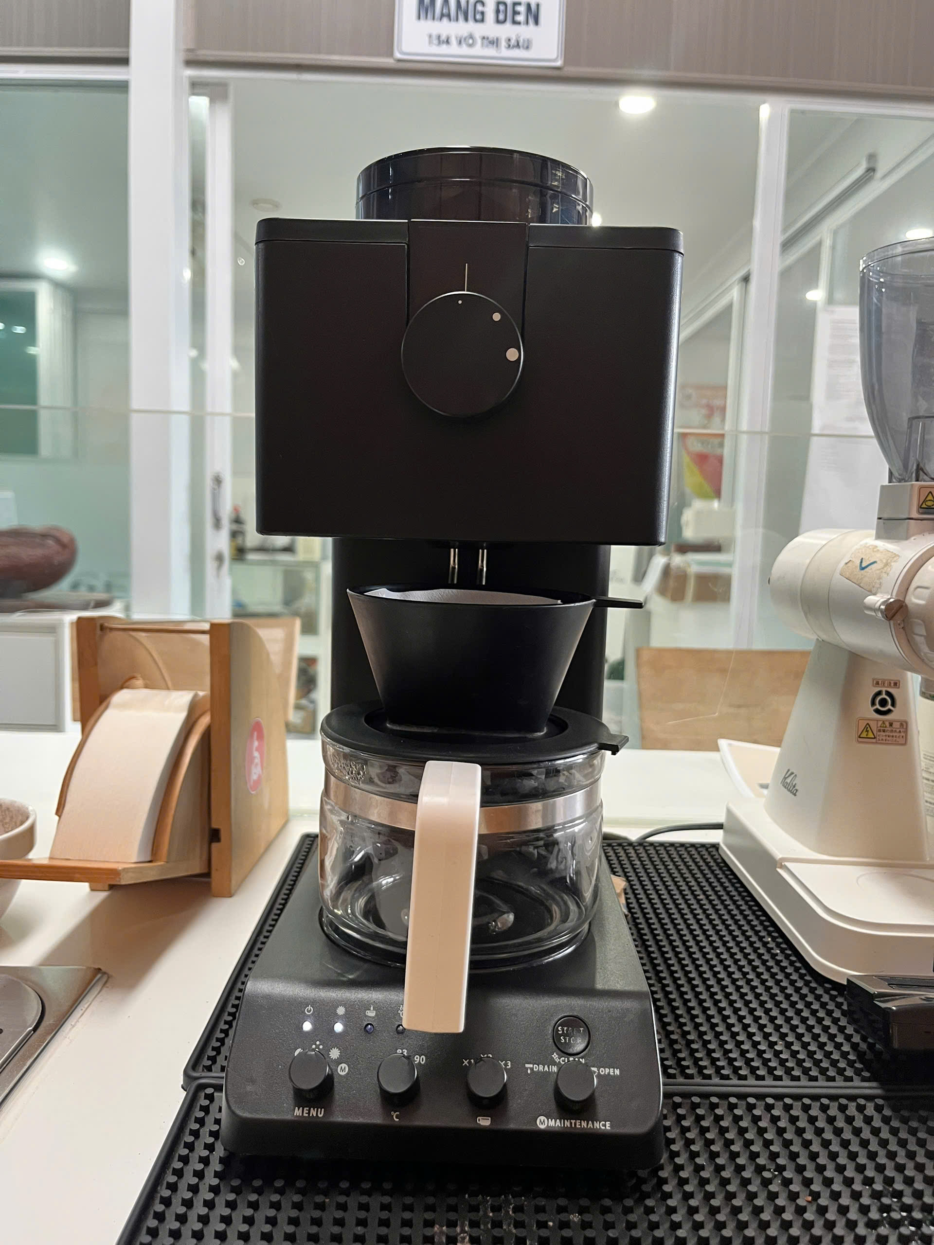 Máy pha Twinbird đặt cạnh cối xay Kalita tại bàn thực nghiệm lớp SCA Brewing Stone Village