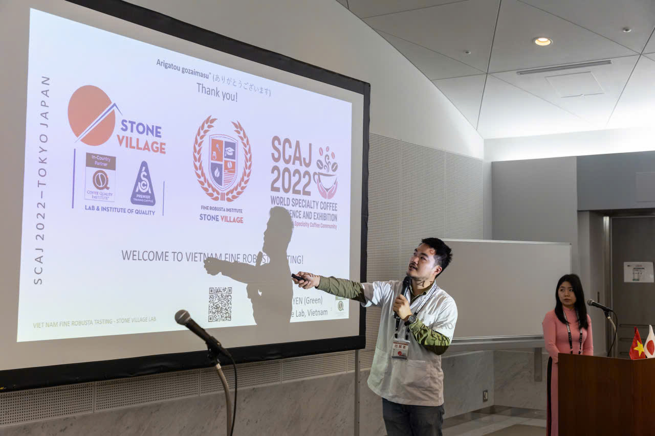 Nguyễn Văn Hòa thuyết trình Vietnam Fine Robusta Tasting tại SCAJ 2022 Tokyo