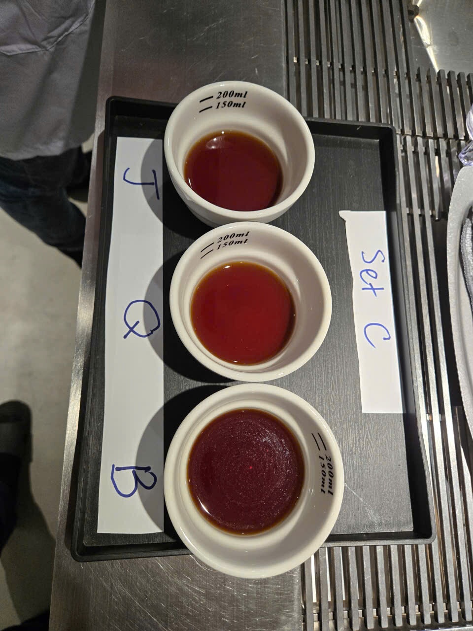 Một set ba chén mẫu cupping có ký hiệu riêng trong lớp Sensory