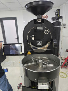 Toàn cảnh máy rang cà phê Probat 5kg màu đen với màn hình cảm ứng và khay làm nguội khi setup