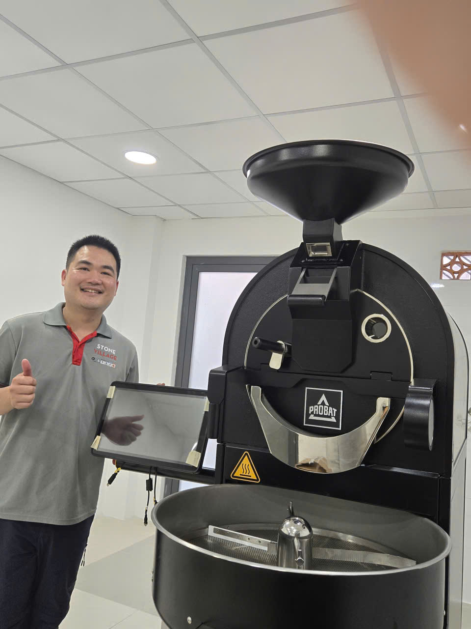 Anh Nguyễn Văn Hòa Stone Village bên máy rang cà phê Probat 5kg sau khi setup và vận hành thành công