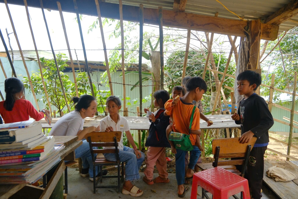 Stone Village Coffee Lab xuống thăm bà con và trẻ em làng Kon Tu Ma