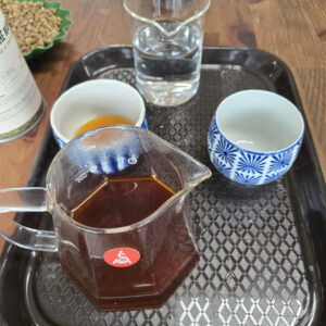Khay cà phê pha thành phẩm cùng nhân xanh sau buổi trải nghiệm farm to cup của các bé tại Măng Đen