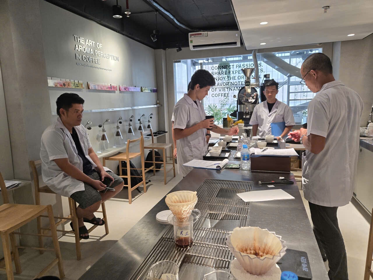 Toàn lớp Sensory quanh bàn thử nếm tại Lab TP.HCM