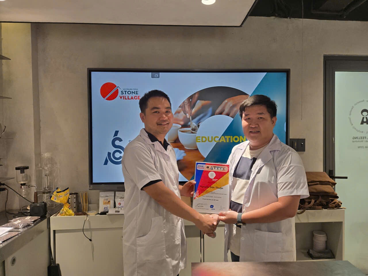 Trao giấy chứng nhận hoàn thành khóa Sensory tại Lab TP.HCM