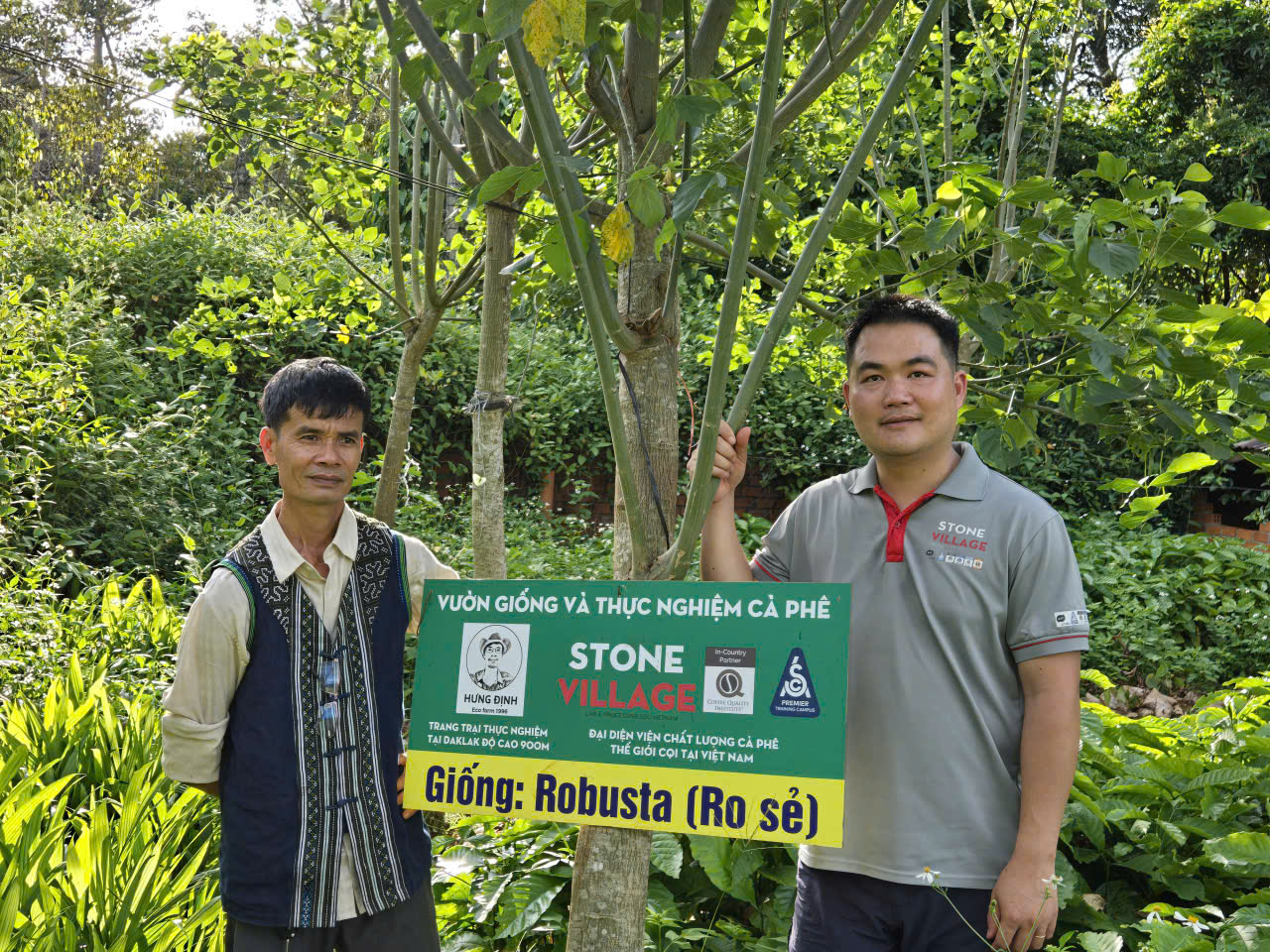Anh Nguyễn Văn Hòa Stone Village và chủ Hưng Định Farm bên biển vườn giống và thực nghiệm cà phê Arabica tại Đắk Lắk độ cao trên 800m