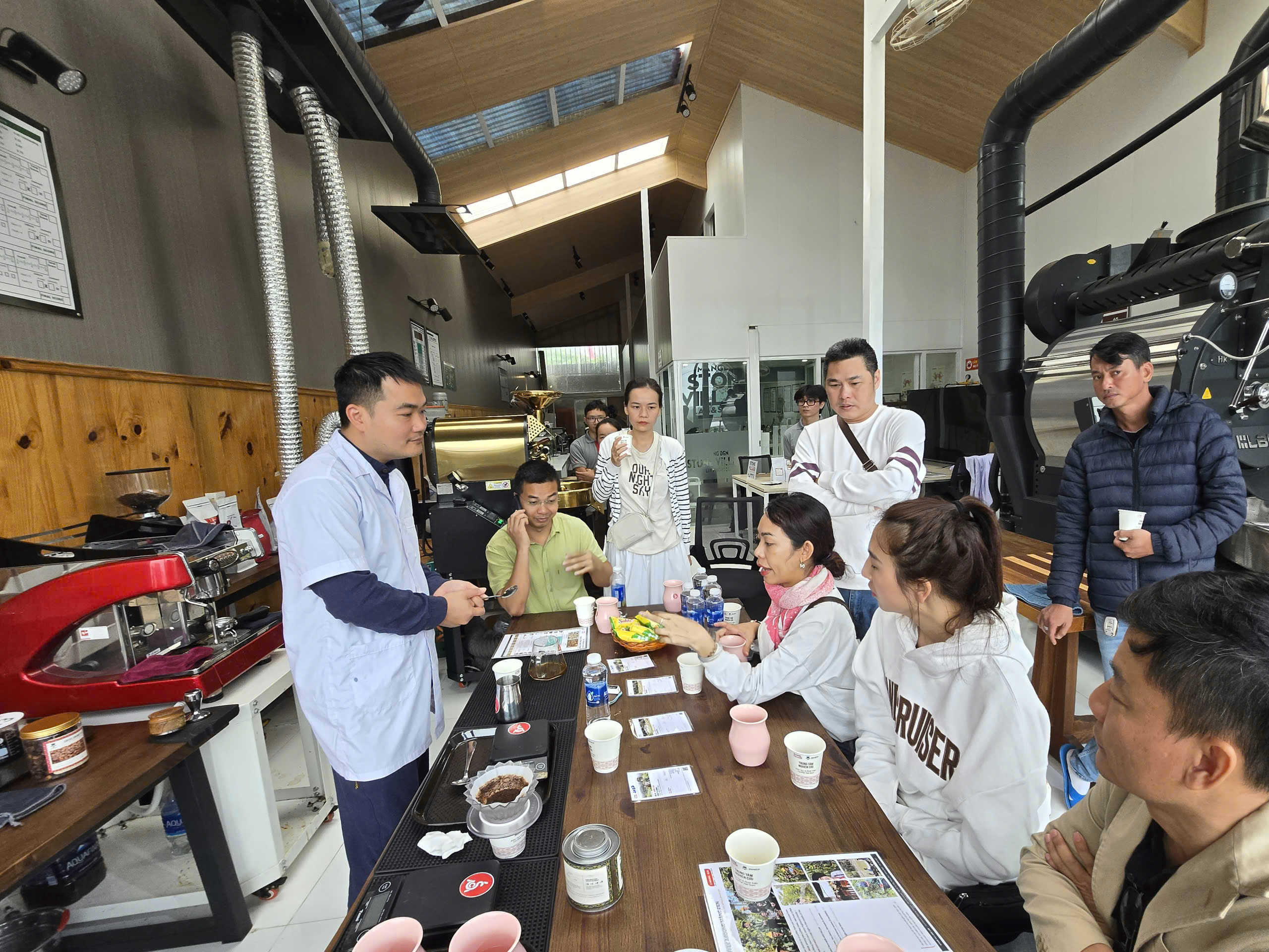 Bàn nếm cupping trong tour du lịch cà phê tại Măng Đen