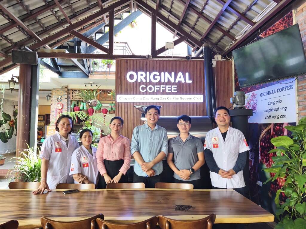 Đội ngũ Stone Village Coffee Lab và học viên chụp ảnh chung sau buổi hỗ trợ kỹ thuật tại xưởng rang