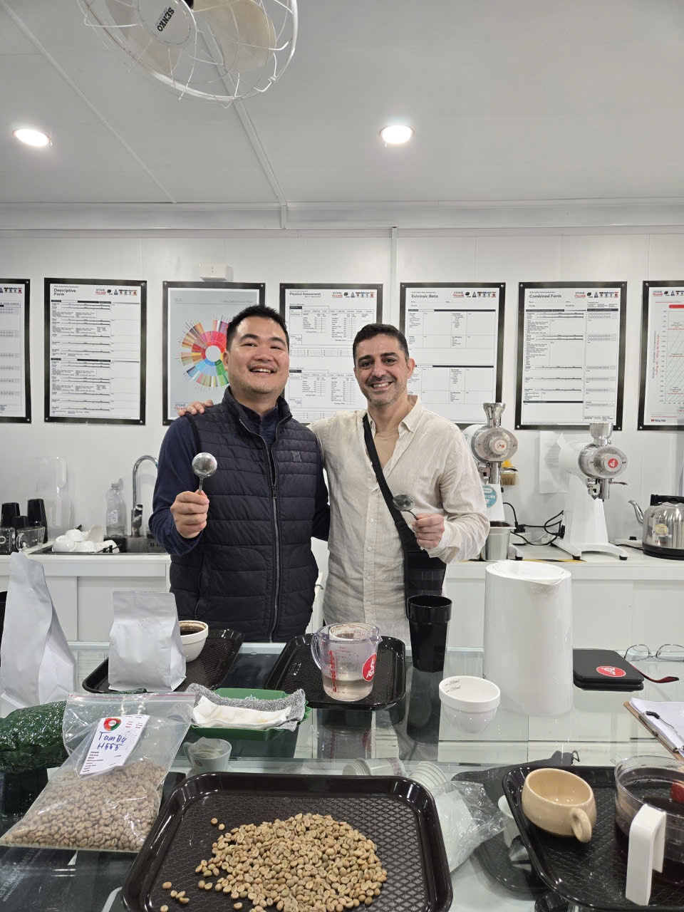 Buổi học thử cà phê tại phòng cupping Stone Village Coffee Lab Măng Đen