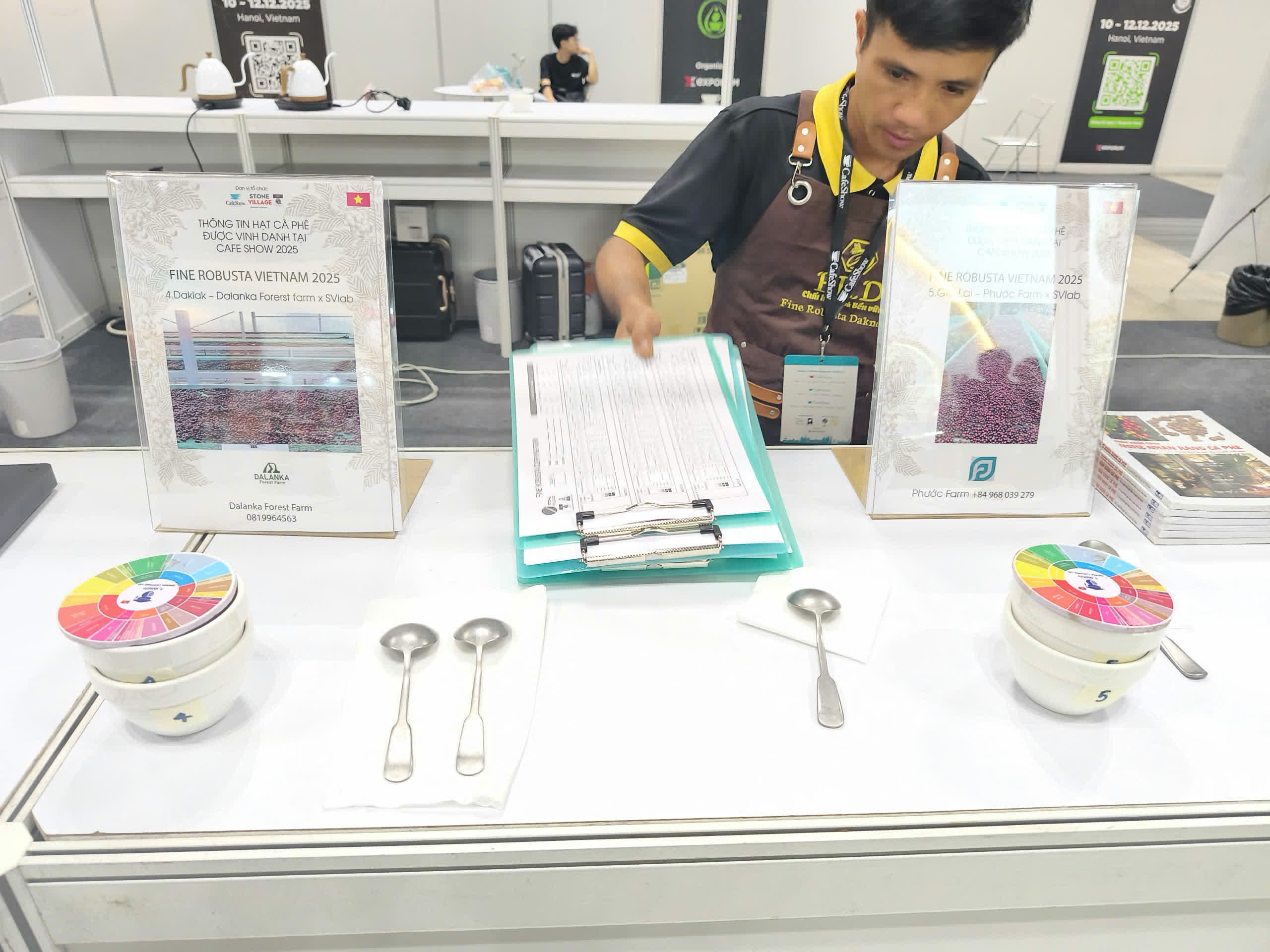Phiếu chấm điểm và bánh xe hương vị đặt trên bàn nếm