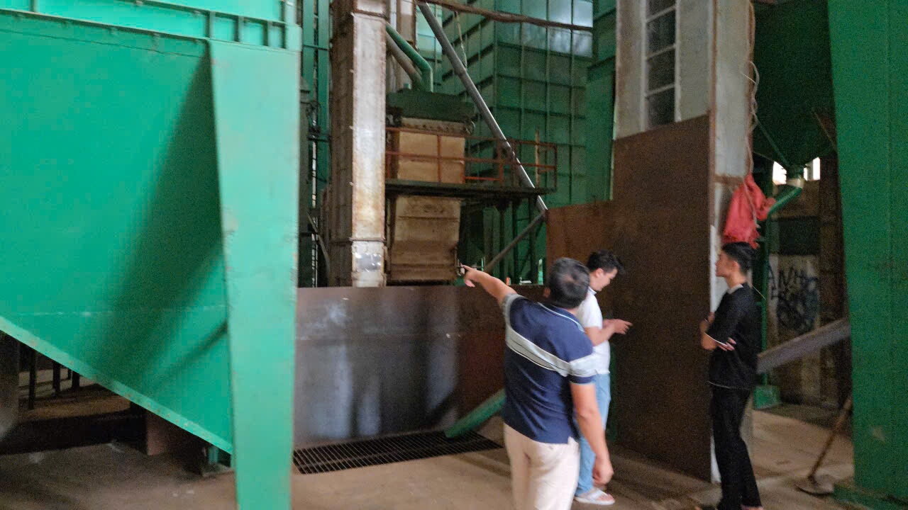 Dàn silo sơn xanh và hệ thống ống dẫn trong nhà máy chế biến cà phê tại Gia Lai