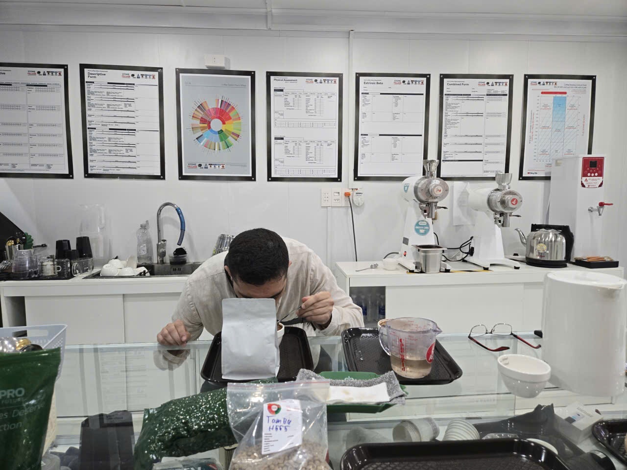 Danh gia huong mau ca phe trong phong cupping tai Mang Den