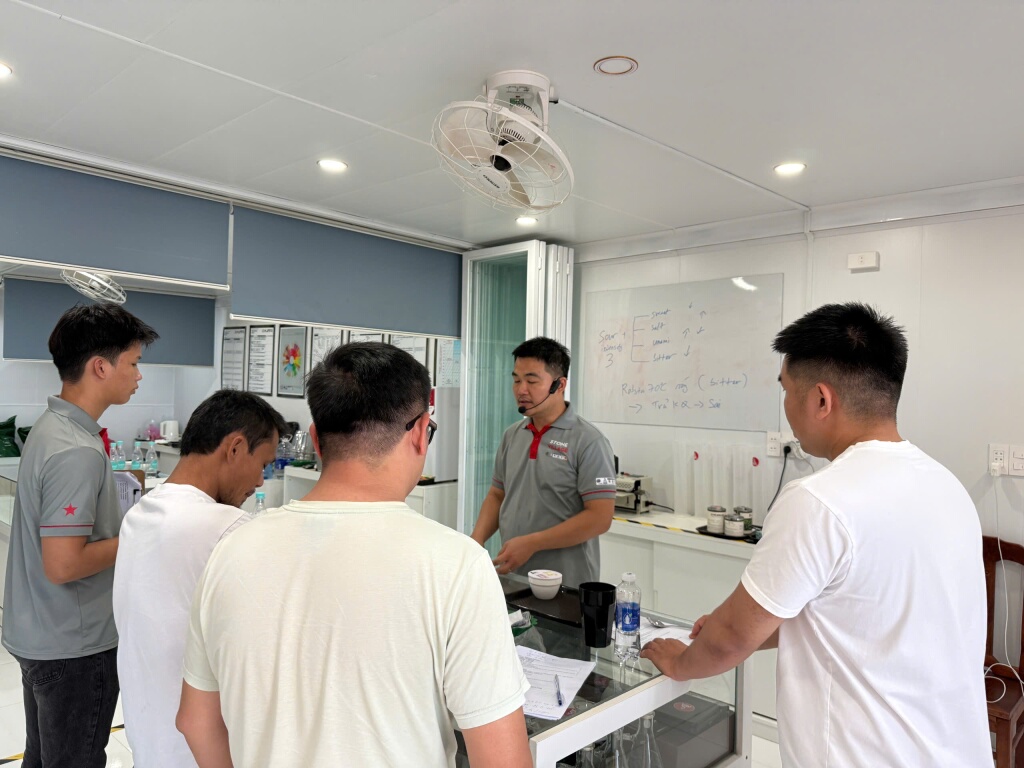 Phần vị cơ bản, bảng trắng ghi bốn vị chua, mặn, umami và đắng. Trên tường là ba bảng màu sơ chế Honey, Anaerobic và Natural.